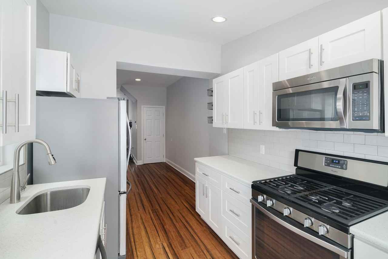 2820 W Stiles St - Photo 2 of 15
