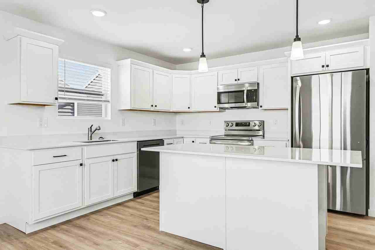 1710 Superior St - Photo 6 of 25