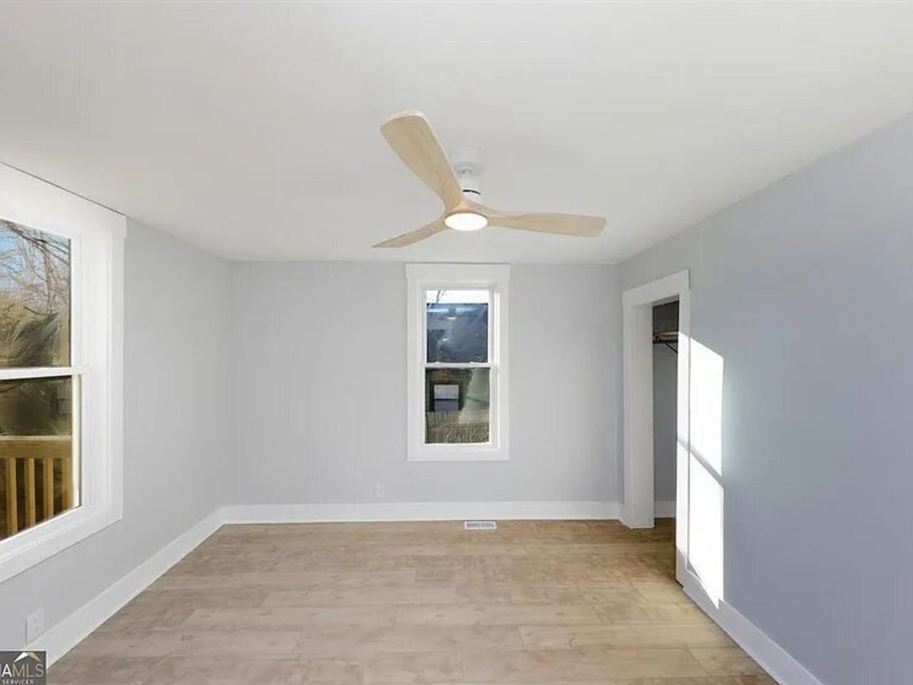 976 Liman Ave Se - Photo 7 of 19