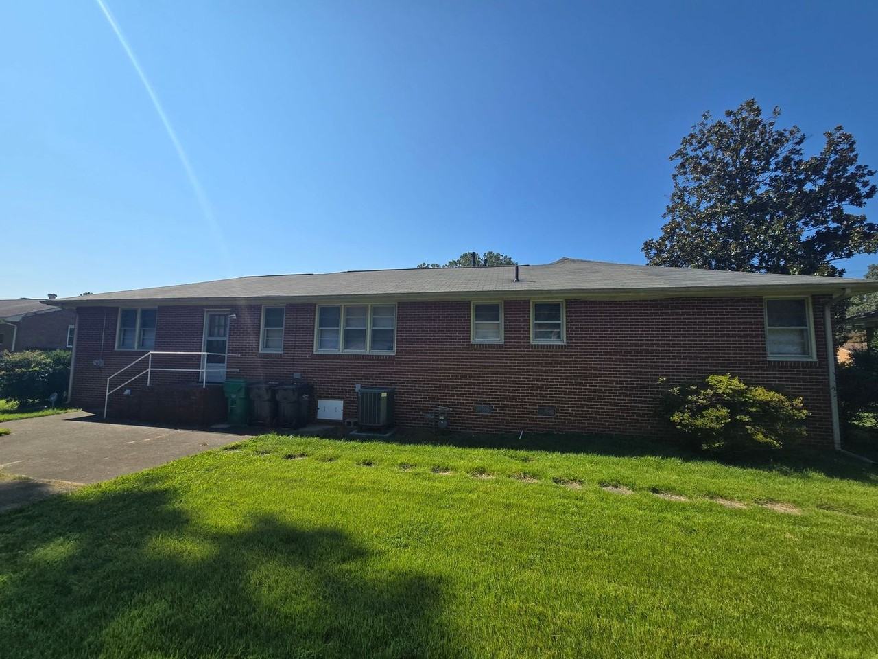 1210 Oakwood Dr - Photo 2 of 9