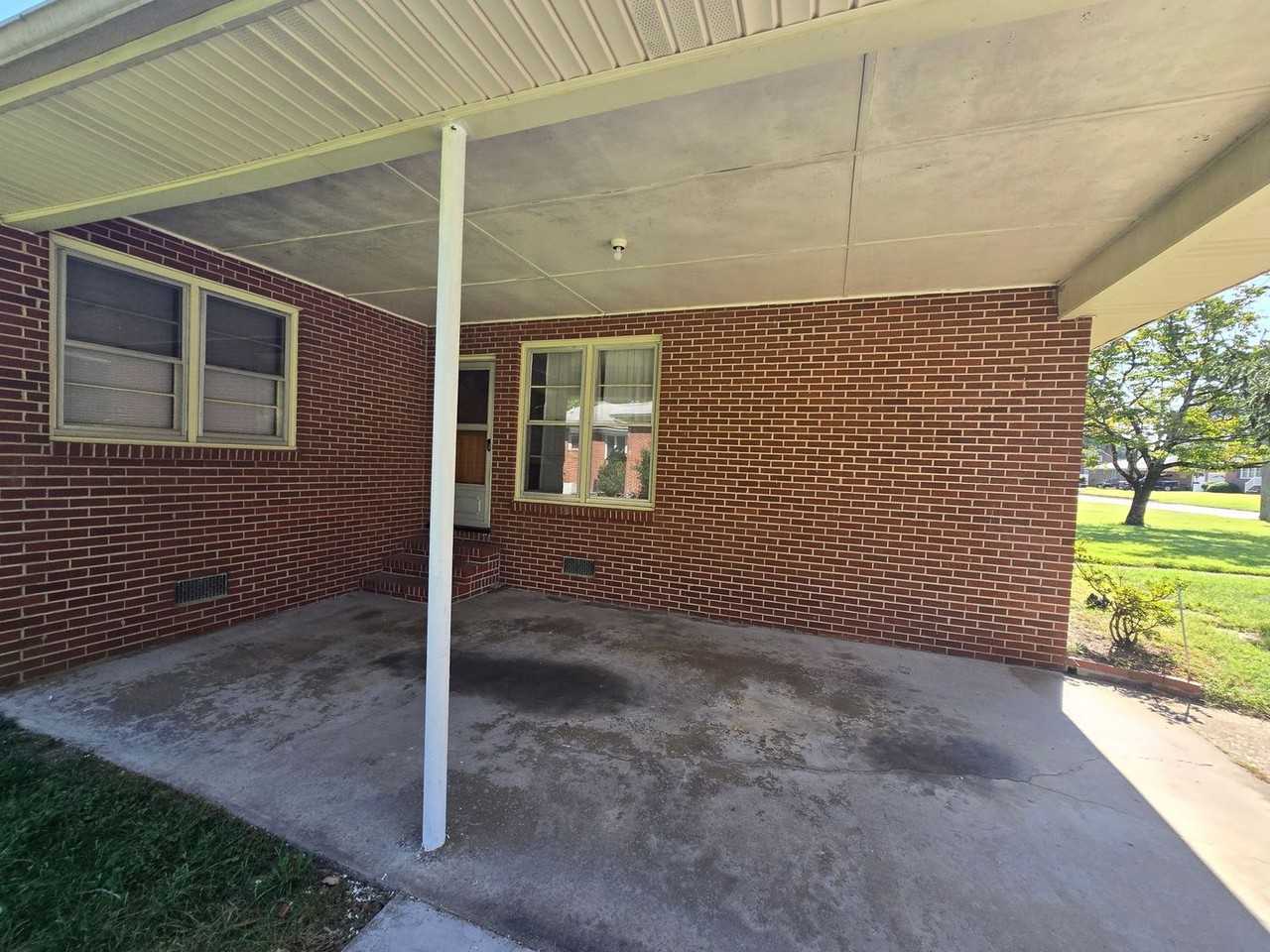 1210 Oakwood Dr - Photo 3 of 9