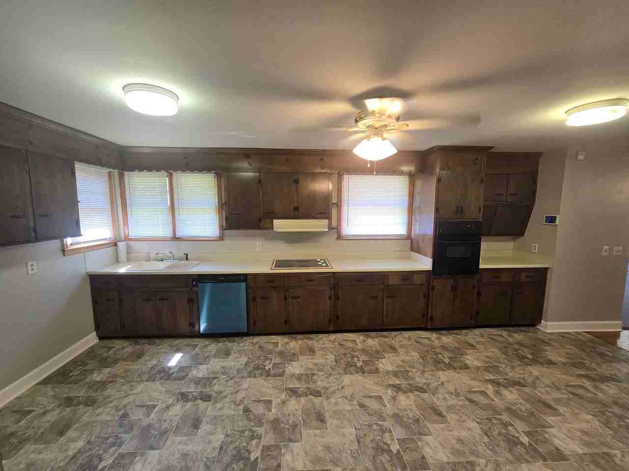 1210 Oakwood Dr - Photo 4 of 9