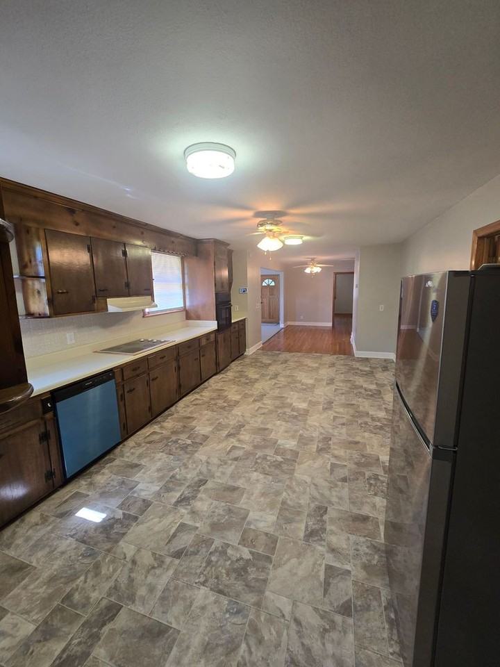 1210 Oakwood Dr - Photo 5 of 9