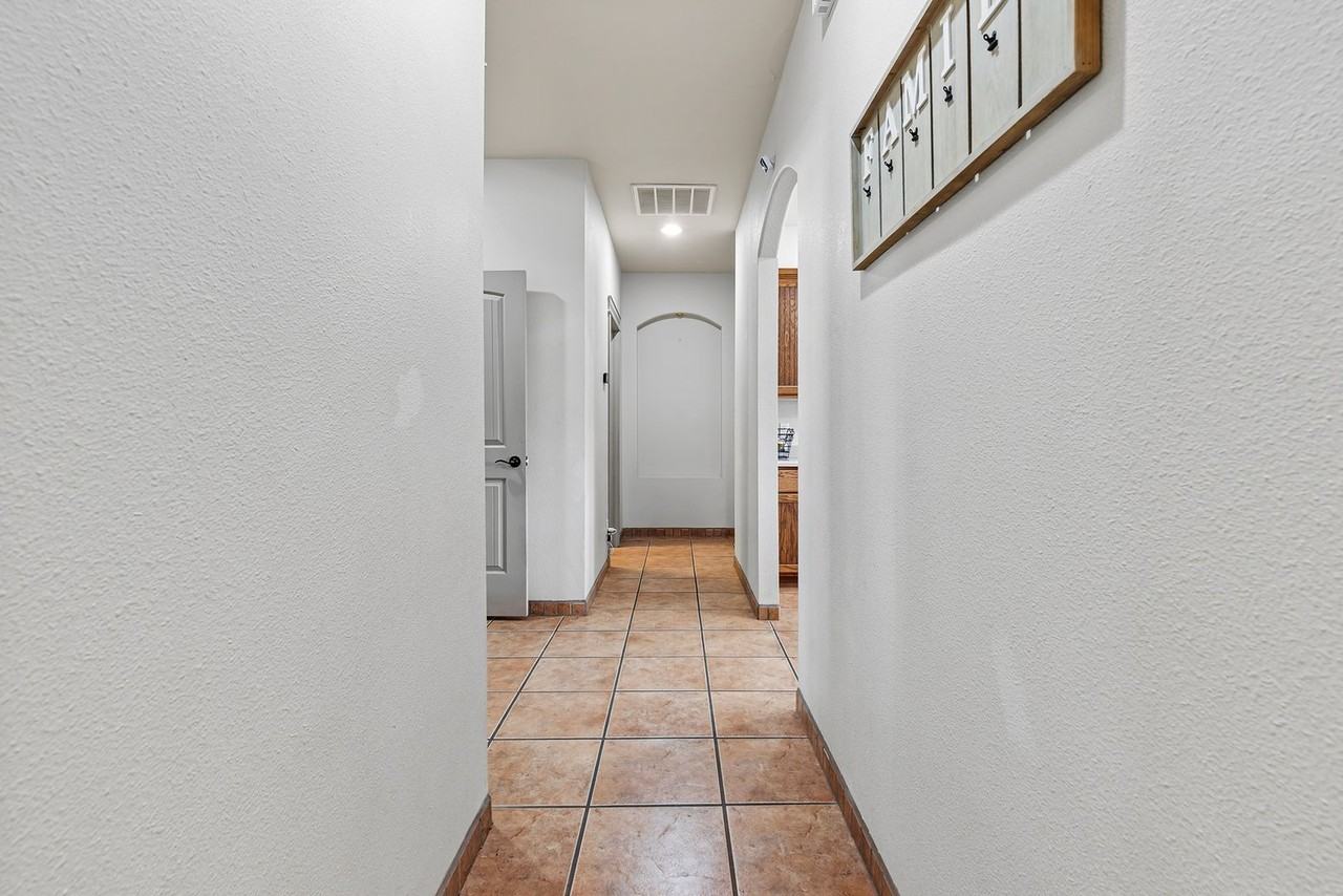 3800 Wood Loop - Photo 3 of 33