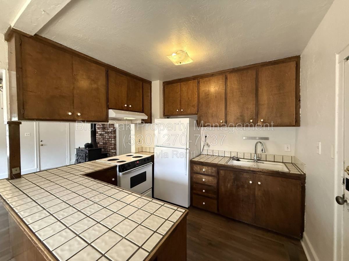 1240 Chestnut St #A - Photo 4 of 10