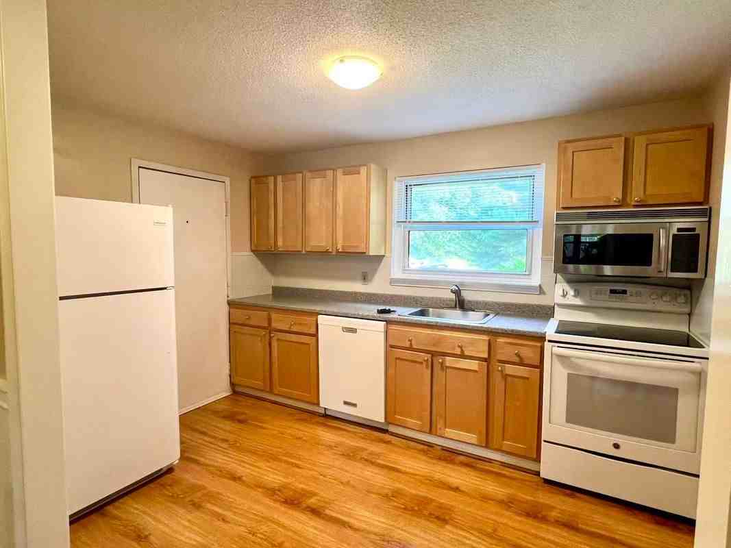 484 Oak Ave - Photo 4 of 15