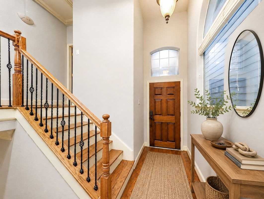 319 Grove St - Photo 2 of 27