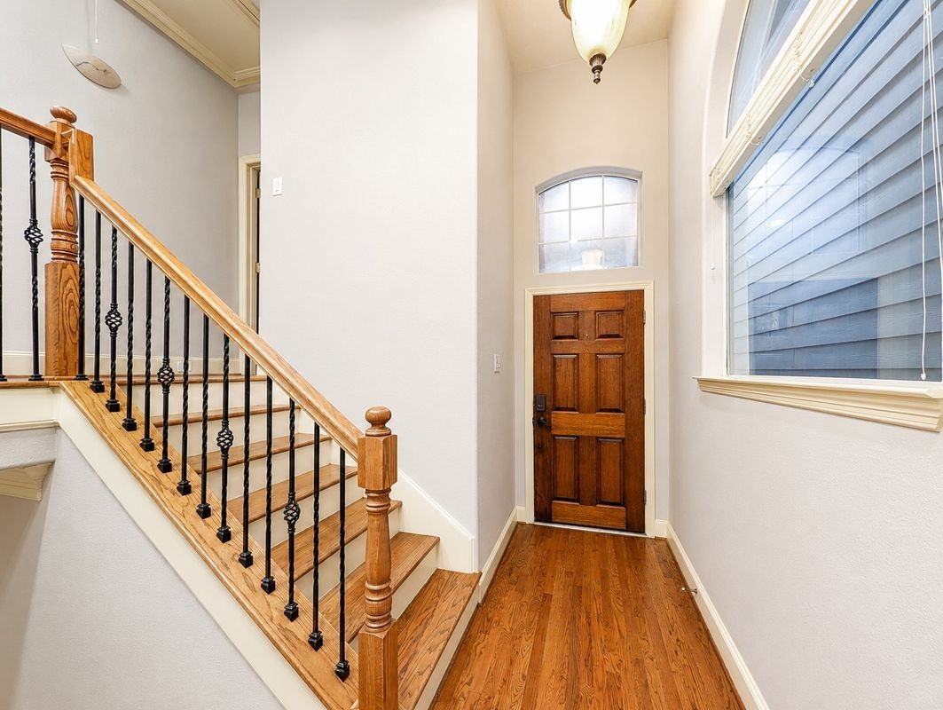 319 Grove St - Photo 3 of 27