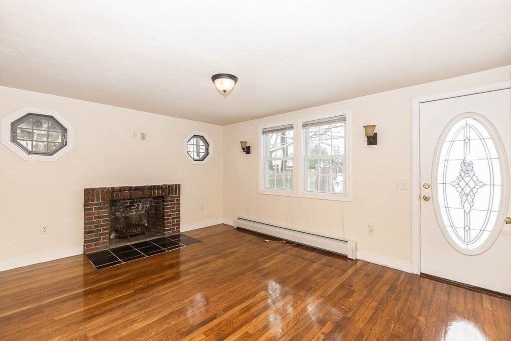 467 Washington St - Photo 2 of 3