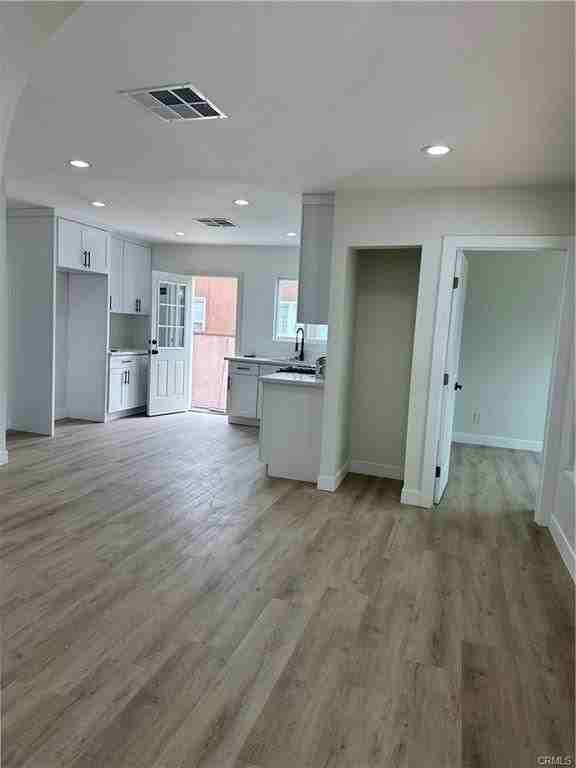 2519 1/2 Hope St - Photo 3 of 6