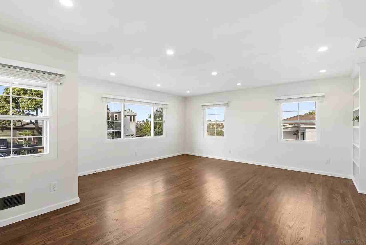 4325 Long Branch Ave - Photo 4 of 20