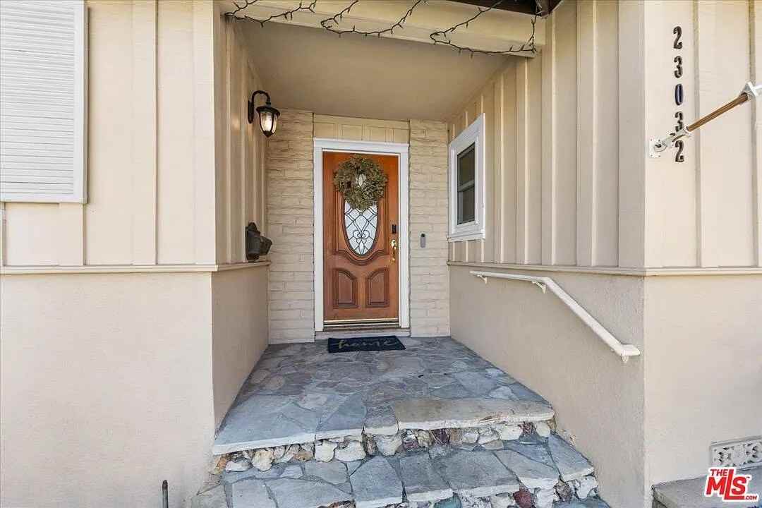 23032 Mobile St - Photo 2 of 18
