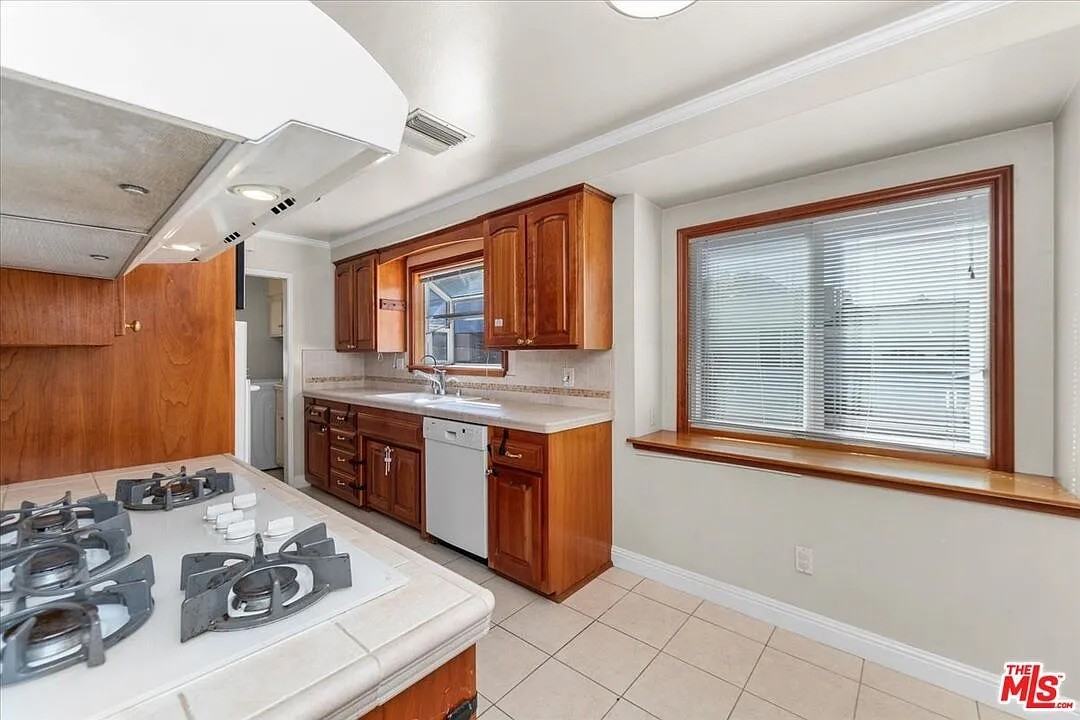 23032 Mobile St - Photo 4 of 18