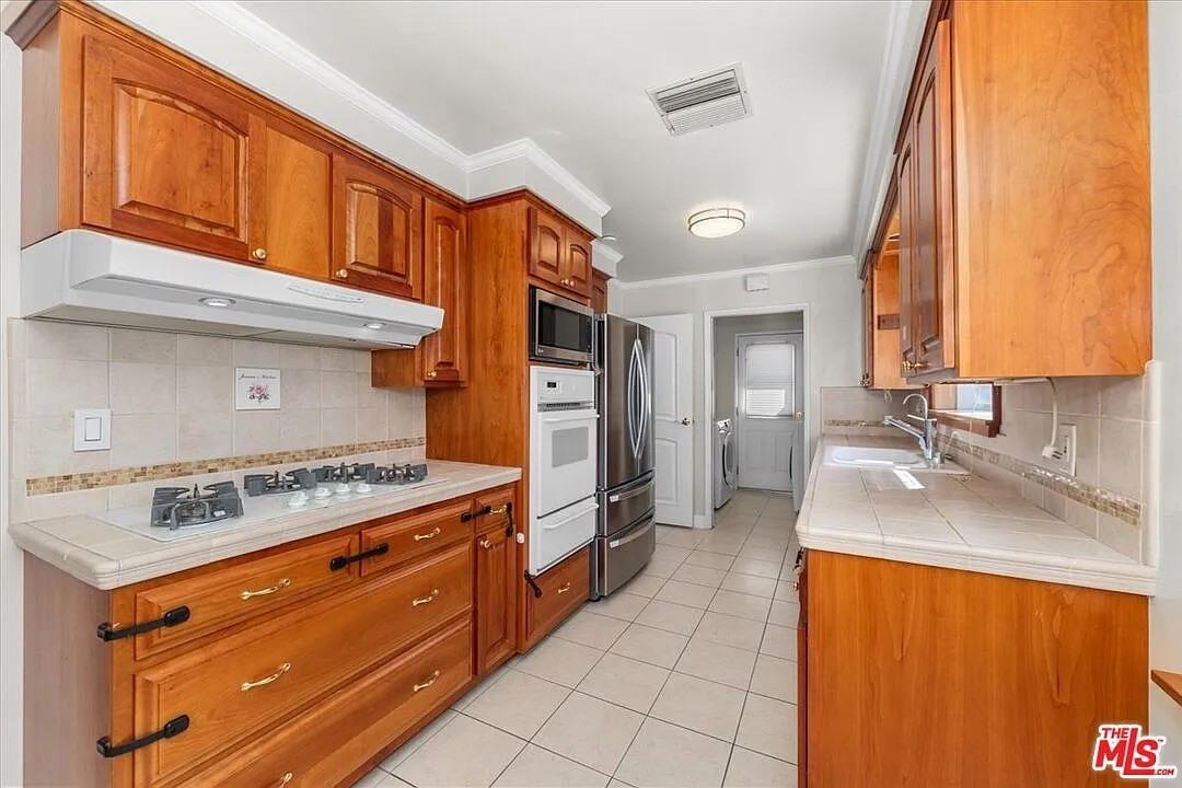 23032 Mobile St - Photo 5 of 18