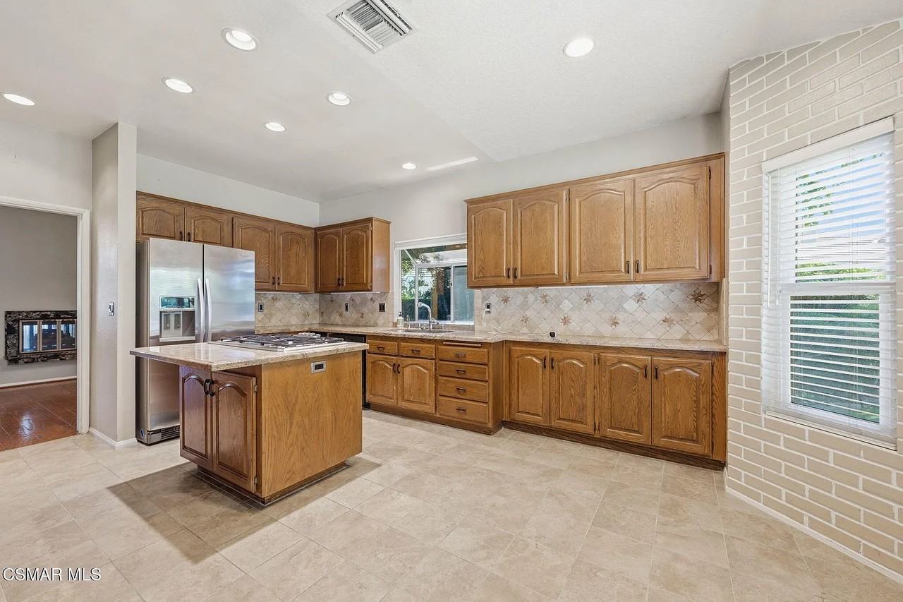 2085 Brookfield Dr - Photo 3 of 20