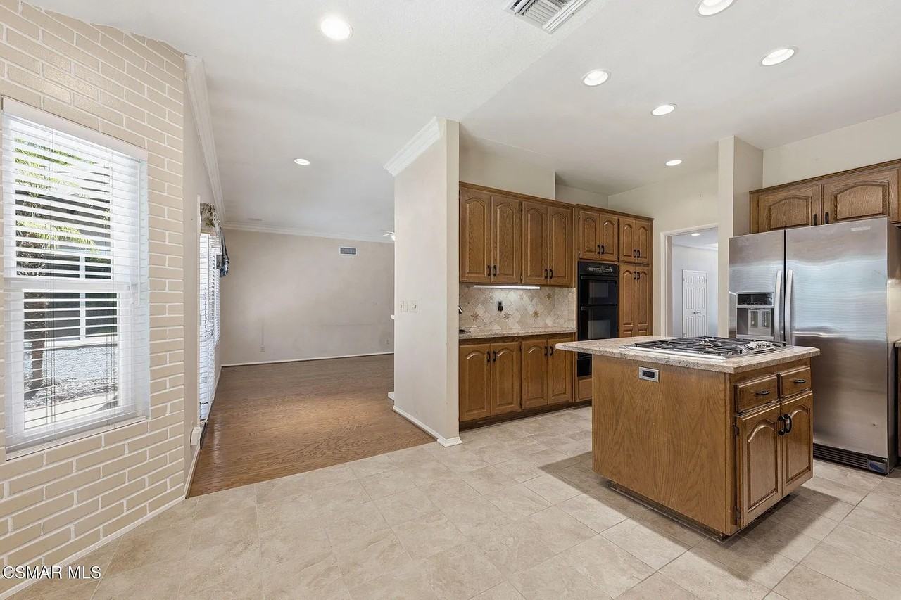 2085 Brookfield Dr - Photo 4 of 20
