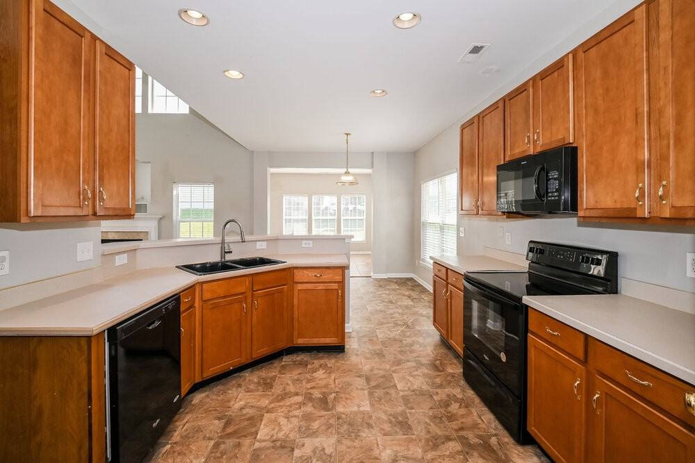 7215 Hathaway Ct - Photo 6 of 16