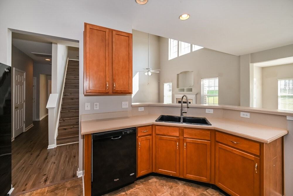 7215 Hathaway Ct - Photo 7 of 16