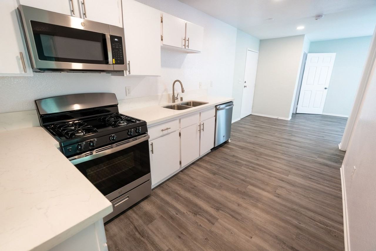 226 South Serrano - Photo 4 of 41