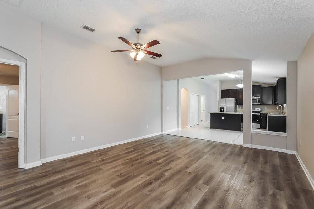 1403 Creek Point Blvd - Photo 4 of 16
