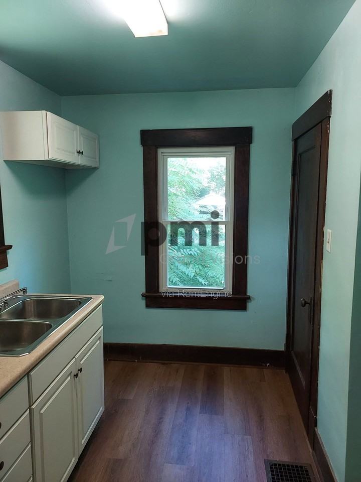 853 N College St - Photo 2 of 24
