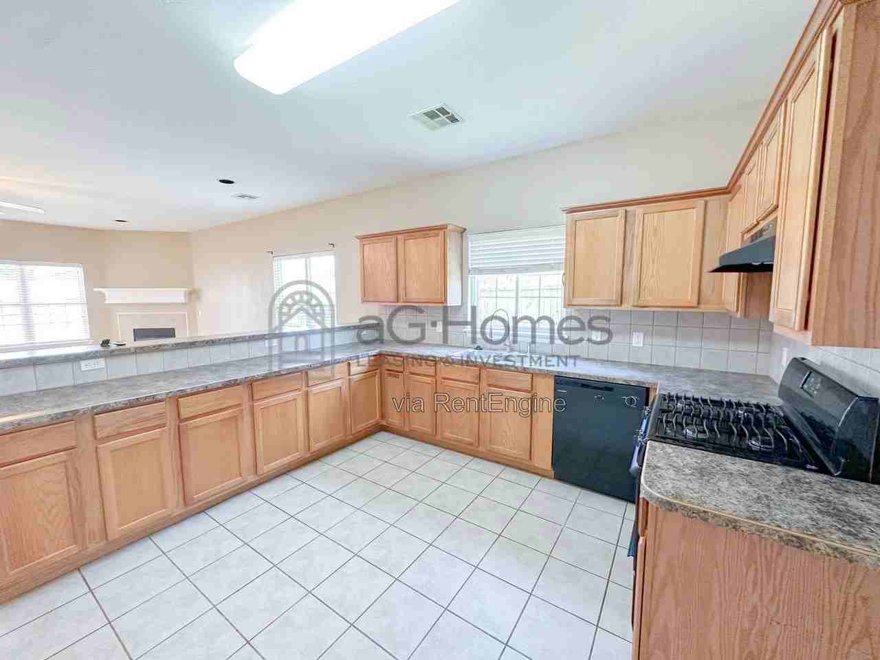 5925 Se 69th St - Photo 6 of 25
