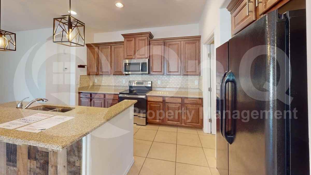 802 W Witt Ave - Photo 5 of 38