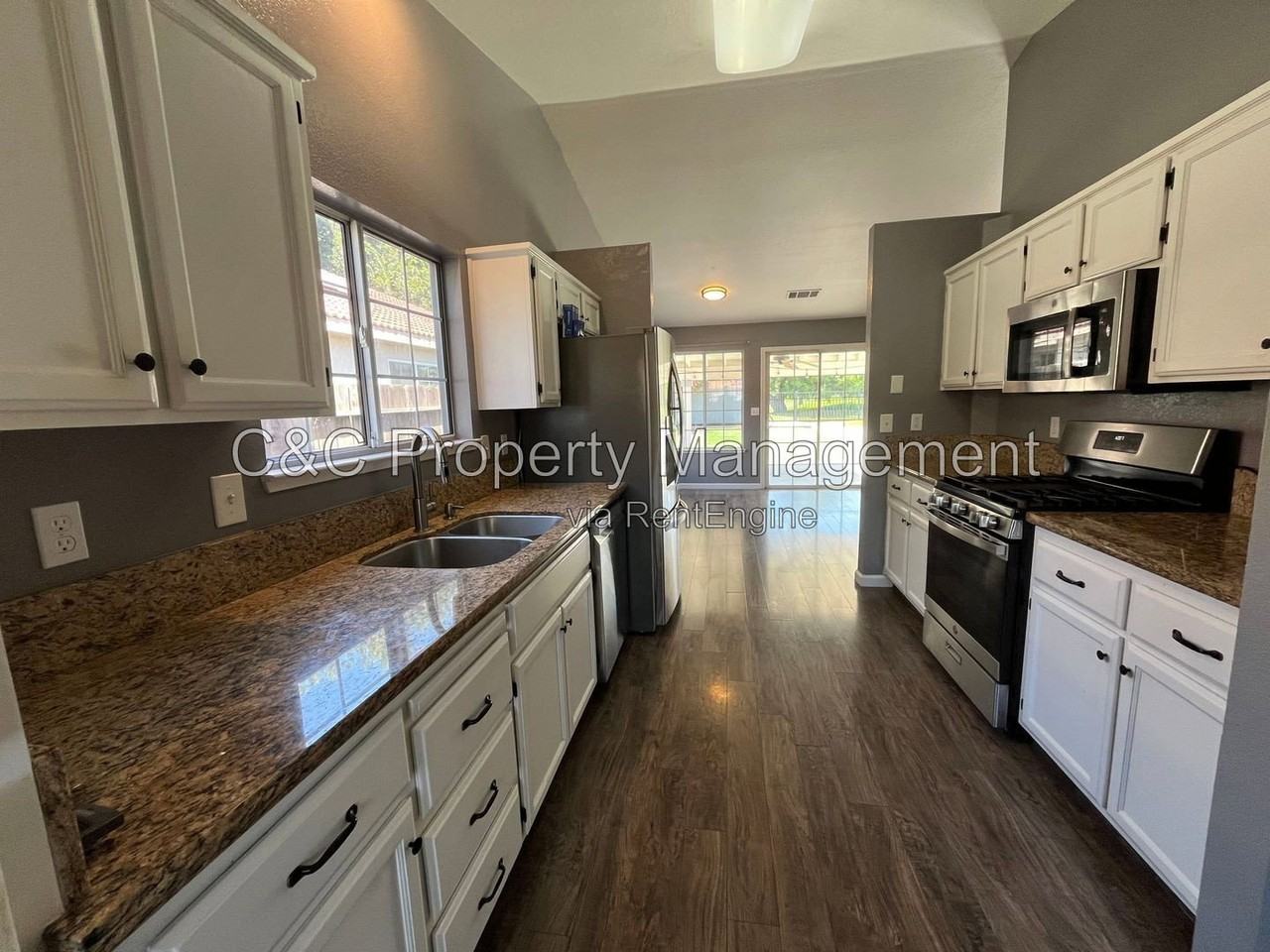 1408 Fairway Dr - Photo 2 of 14
