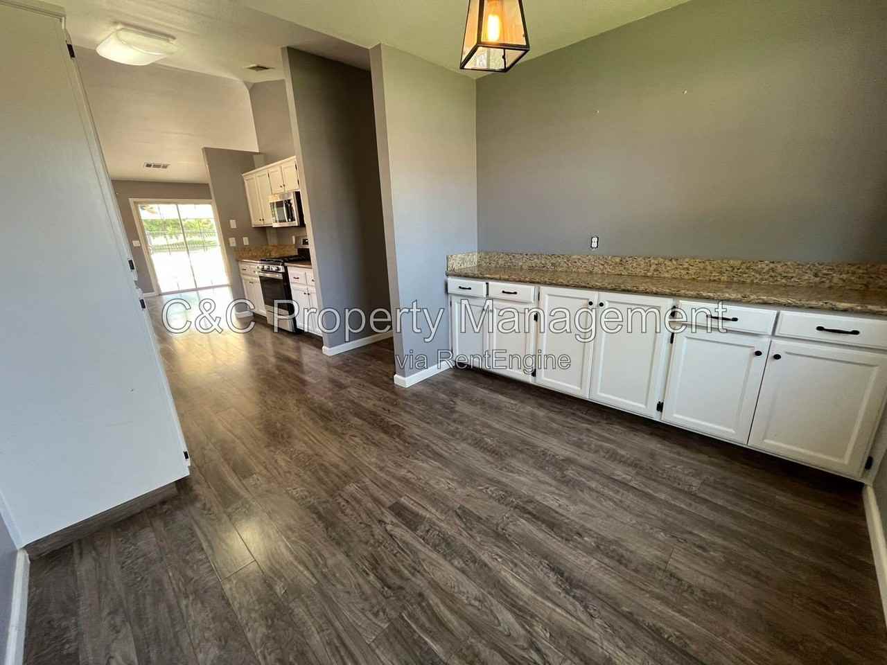1408 Fairway Dr - Photo 3 of 14