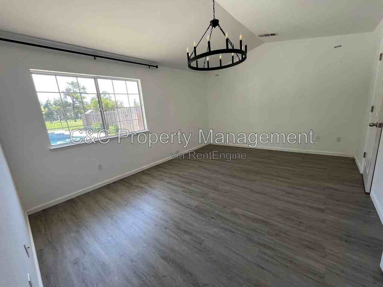 1408 Fairway Dr - Photo 6 of 14