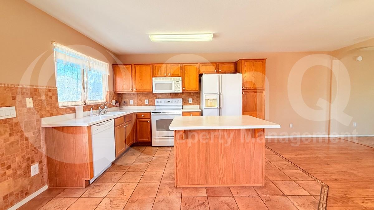 7568 W Oregon Ave - Photo 3 of 27
