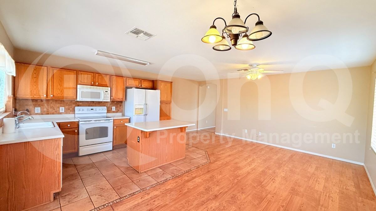 7568 W Oregon Ave - Photo 4 of 27