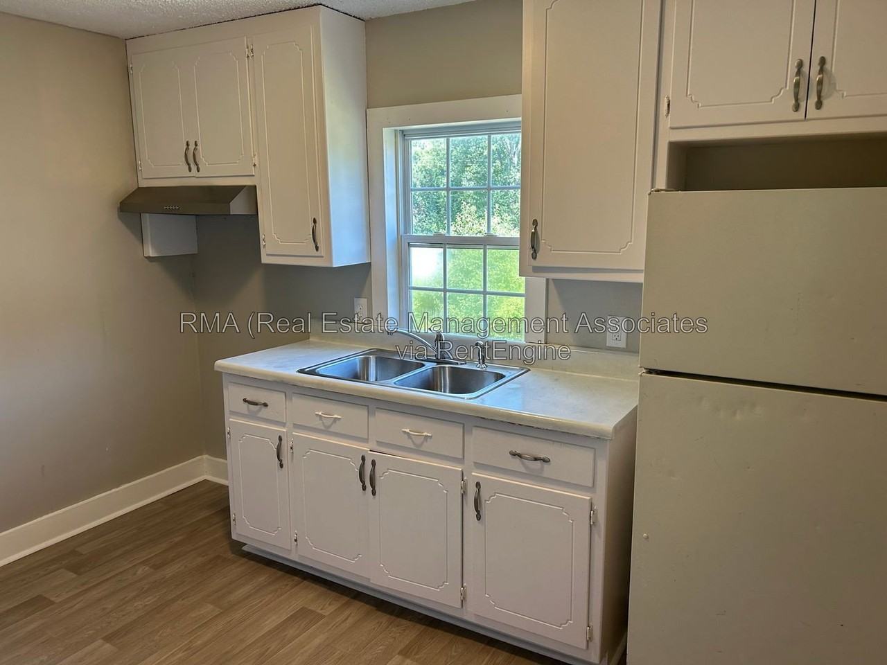 247 Spring St - Photo 3 of 6