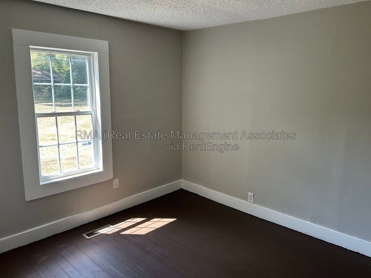 247 Spring St - Photo 4 of 6
