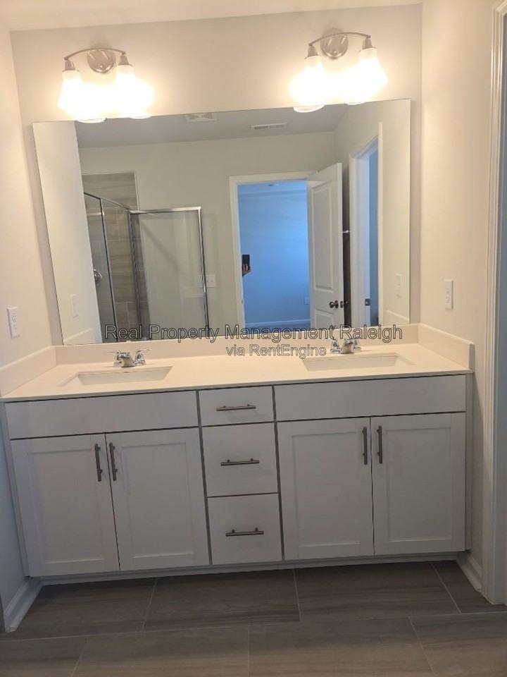 1029 Aberleigh Ln - Photo 5 of 16