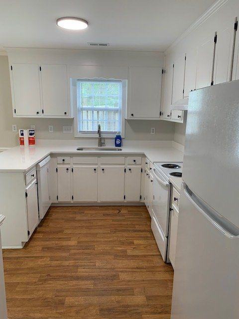 3975 Sterling Pointe Dr - Photo 5 of 19
