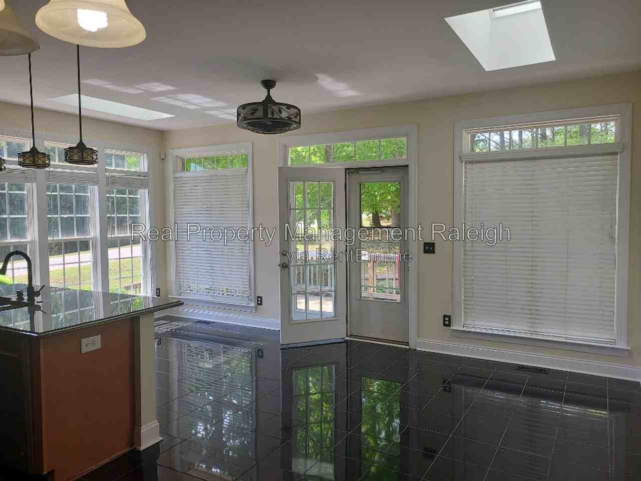 7801 Kensington Manor Ln - Photo 4 of 20