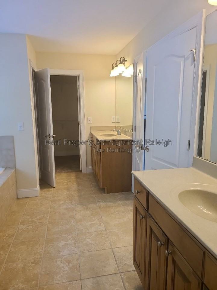 7801 Kensington Manor Ln - Photo 7 of 20