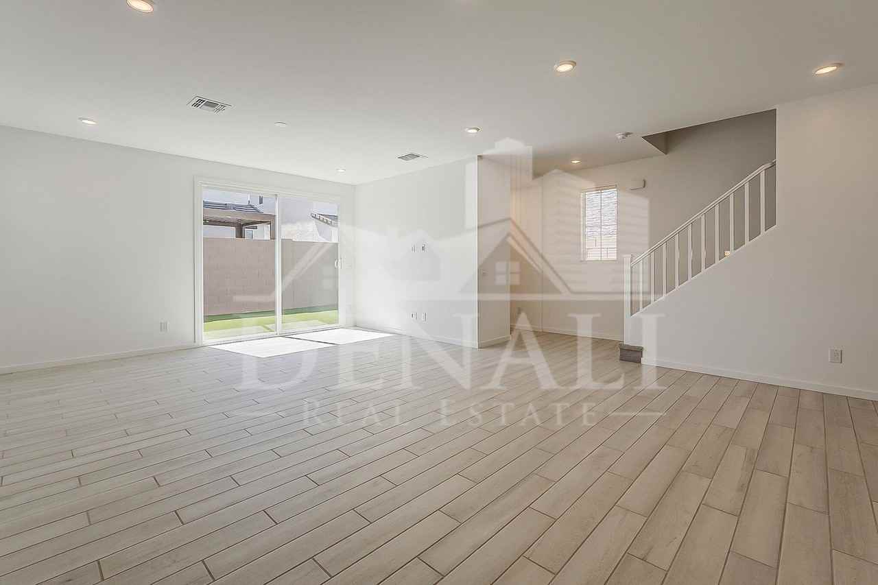 2434 W Rowel Rd - Photo 3 of 40