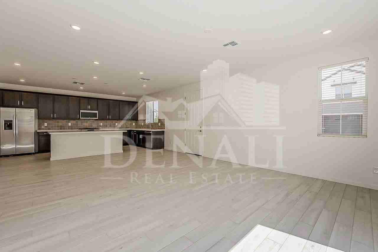 2434 W Rowel Rd - Photo 5 of 40