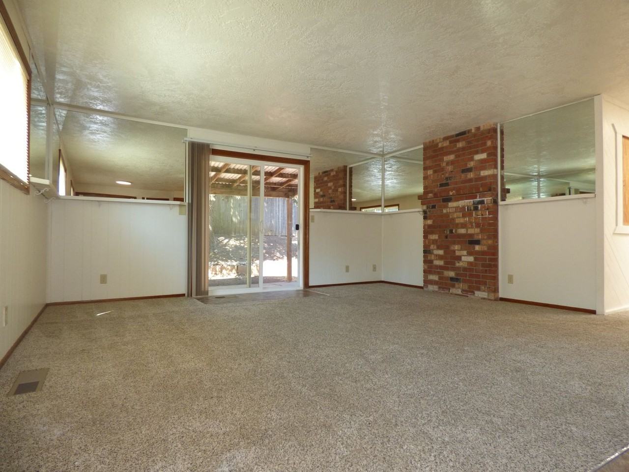 2081 Elmwood Dr S - Photo 4 of 50