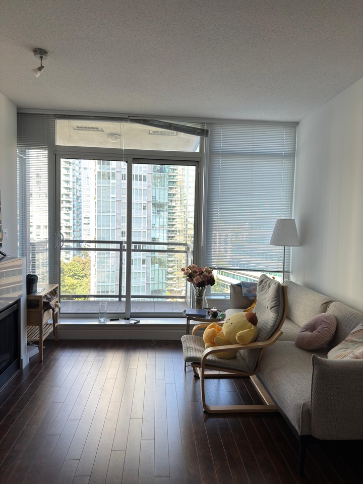 1211 Melville St - Photo 5 of 12