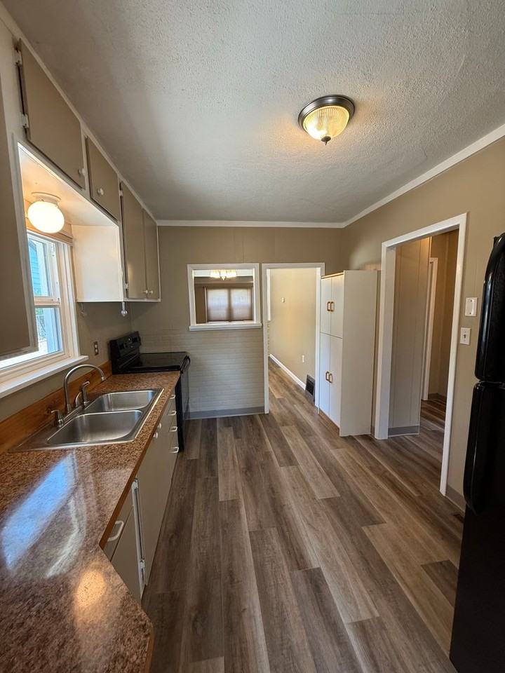 532 Parkhill Dr - Photo 4 of 11