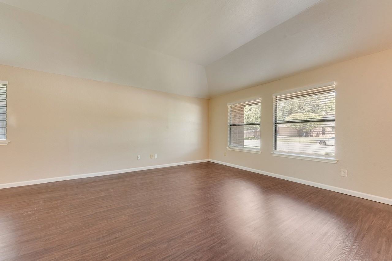 208 E Denton Dr - Photo 4 of 25