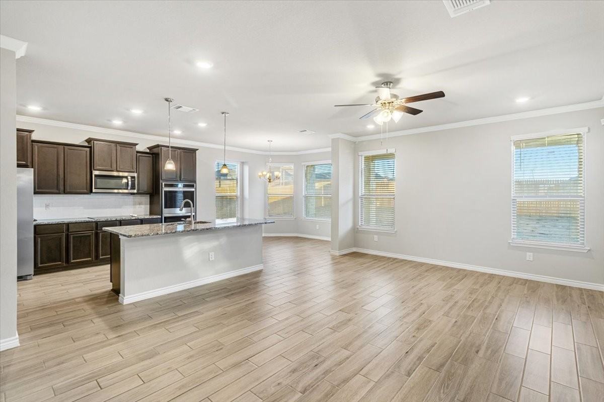1202 Roma St - Photo 6 of 34