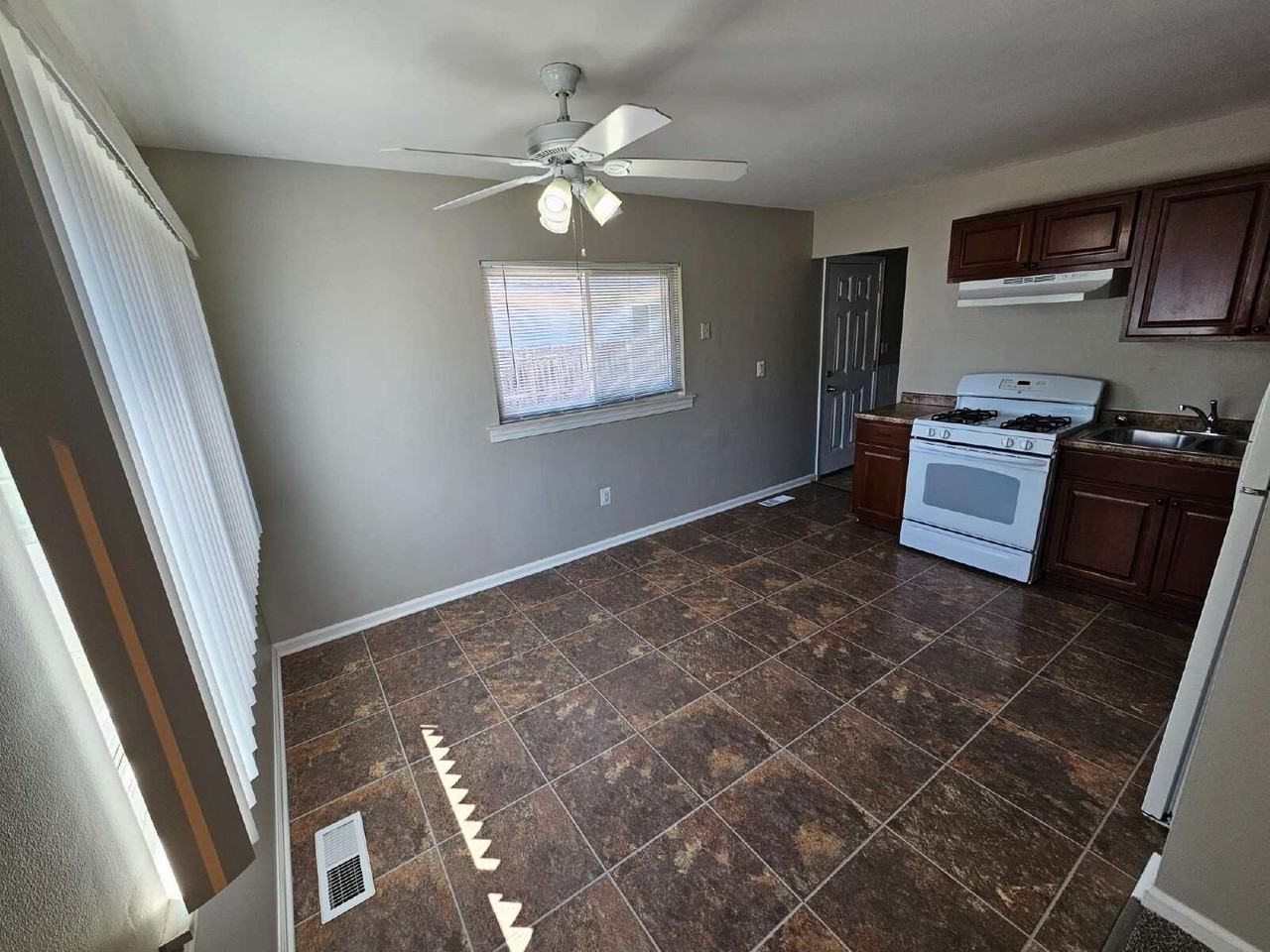 17943 Eastland St - Photo 3 of 12