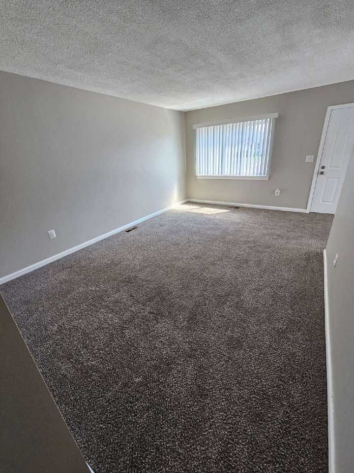 17943 Eastland St - Photo 4 of 12
