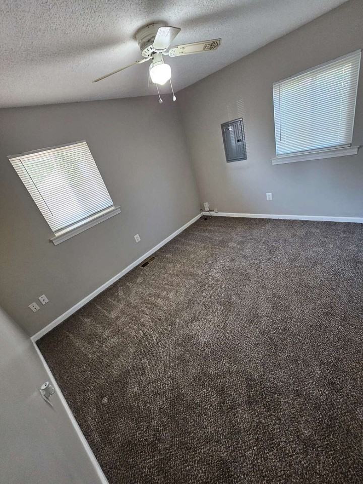 17943 Eastland St - Photo 5 of 12