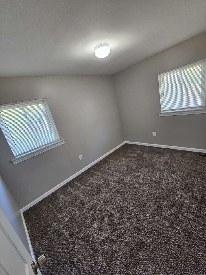 17943 Eastland St - Photo 7 of 12