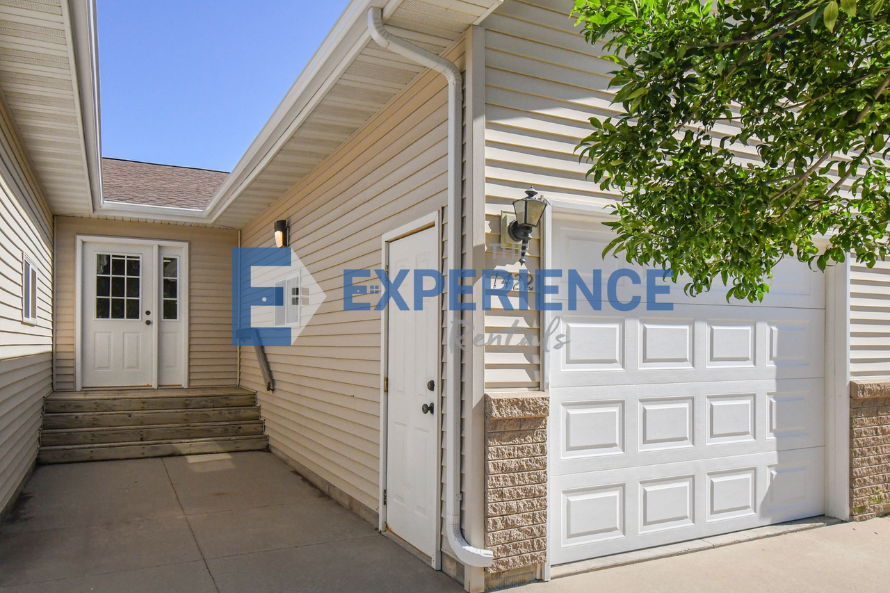 1422 E Redwood Blvd